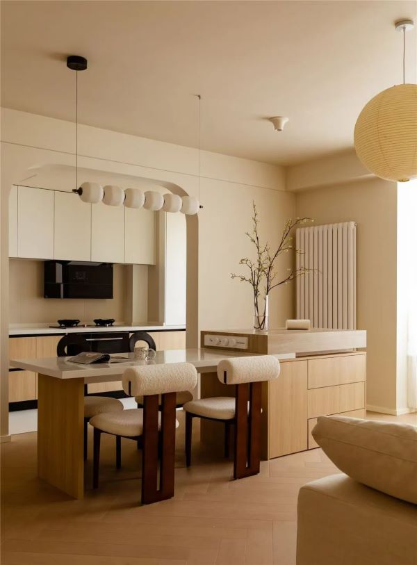 成都老牌家裝裝修公司設計案例：清爽的現(xiàn)代奶油風展開三口之家的幸福日常